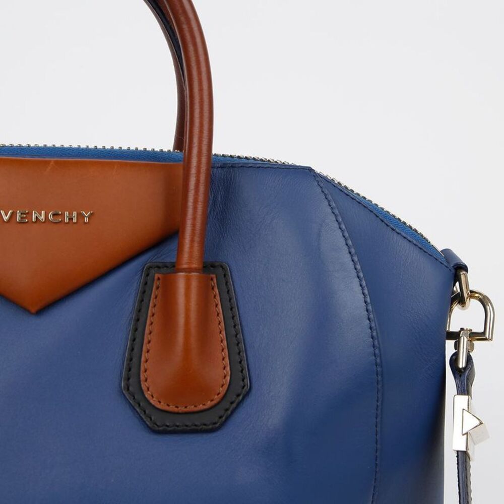Antigona Medium Tote Shoulder Bag - Picture 4 of 10